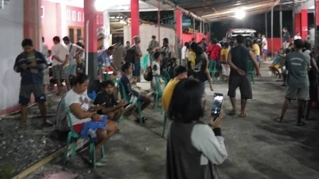 Warga Pulau Ruang yang terdampak Erupsi Gunung Ruang, dievakuasi ke pengungsian yang ada di Pendopo Kantor Camat Tagulandang di Pulau Tagulandang, Kabupaten Sitaro.
