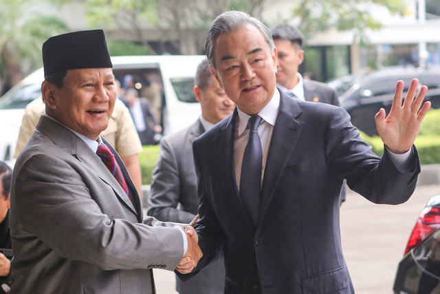 Menteri Pertahanan Prabowo Subianto (kiri) menyambut kedatangan Menteri Luar Negeri China Wang Yi (kanan) saat kunjungan di Kantor Kementerian Pertahanan, Jakarta, Kamis (18/4/2024). Foto: ANTARA FOTO/Asprilla Dwi Adha