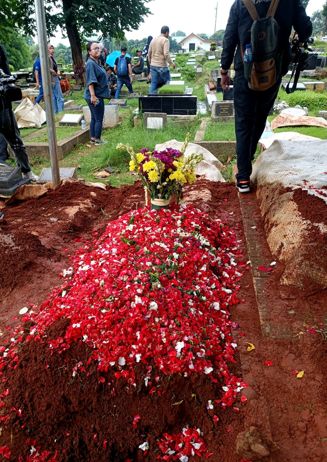 Pemakaman ibunda Angger Dimas. Foto: Giovanni/kumparan