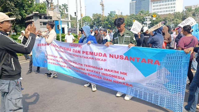 Massa aksi dari Gerakan Mahasiswa dan Pemuda Nusantara (GMPN) di kawasan Patung Kuda, Jakarta Pusat, Kamis (18/4). Foto: Fadlan Nuril Fahmi/kumparan