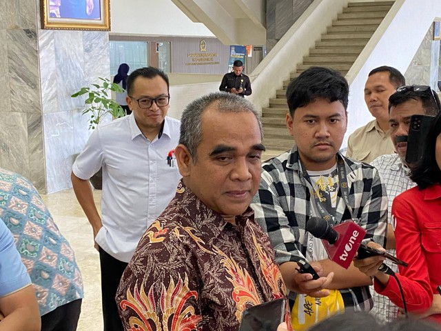 Sekjen Gerindra Ahmad Muzani di Kompleks Parlemen, Senayan, Kamis (18/4/2024). Foto: Paulina Herasmaranindar/kumparan