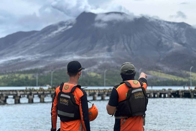 Personel Basarnas (Badan SAR Nasional) mengamati gunung Ruang dari dermaga pelabuhan Tagulandang, Kabupaten Kepulauan Sitaro (Siau, Tagulandang, Biaro), Sulawesi Utara, Kamis (18/4/2024).  Foto: HO-Basarnas Banten/Antara Foto