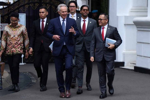MenPAN RB Azwar Anas mendampingi Presiden Jokowi bertemu mantan Perdana Menteri Inggris Tony Blair di Istana Merdeka, Kamis (18/4/2024).   Foto: Dok KemenPAN RB