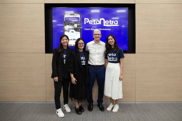 CEO Apple, Tim Cook, saat mengunjungi Apple Developer Academy Binus University di BSD, Tangsel. Foto: Dok. Apple