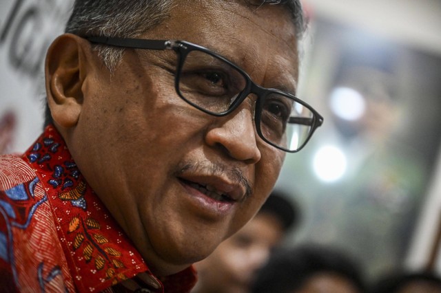 Sekertaris Jenderal PDI Perjuangan Hasto Kristiyanto memberikan keterangan kepada wartawan di Jakarta, Kamis (18/4/2024). Foto: ANTARA FOTO/Erlangga Bregas Prakoso