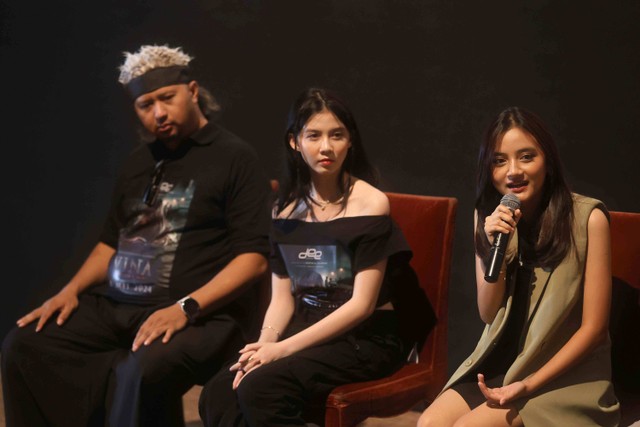 Sutradara Anggy Umbara bersama Artis Nayla D Purnama dan Giaellma Firmansyah saat launching thriler film Vina Sebelum 7 Hari di Epicentrum, Jakarta, Kamis, (18/4/2024). Foto: Agus Apriyanto