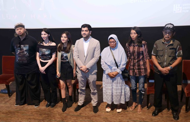 Sutradara Anggy Umbara bersama Artis Nayla D Purnama dan Giaellma Firmansyah saat launching thriler film Vina Sebelum 7 Hari di Epicentrum, Jakarta, Kamis, (18/4/2024). Foto: Agus Apriyanto