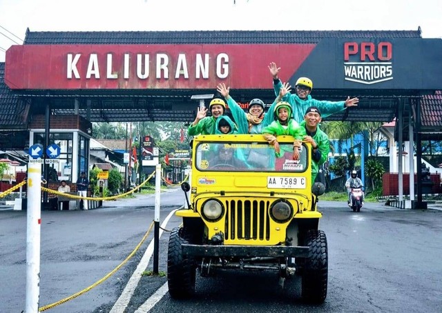 Wisatawan sedang naik jeep di kawasan wisata Kaliurang, Sleman. Foto: Lava Tour Merapi