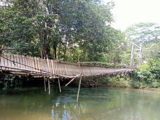 Jembatan gantung di Desa Sungai Sintang yang ambruk. Kini akses darat putus total, warga terpaksa menyeberang menggunakan rakit. Foto: Dok. Istimewa