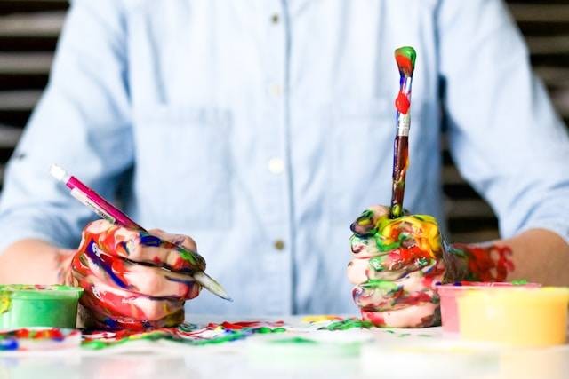 Ilustrasi Teknik Melukis Akrilik di Kanvas. Foto: dok. Unsplash/Alice Dietrich