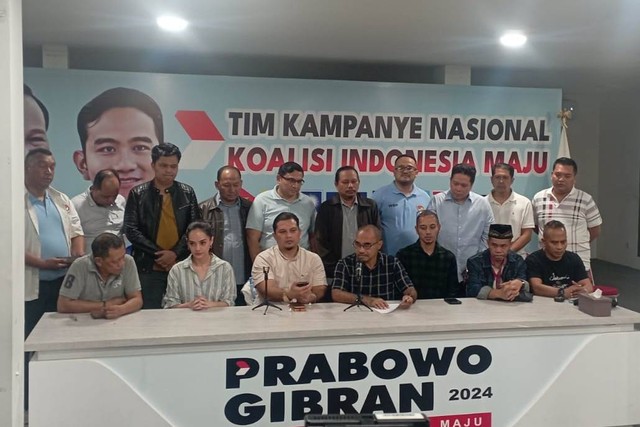 Konferensi pers Tim Golf (relawan) TKN Prabowo-Gibran terkait imbauan pembatalan rencana aksi di MK, Rumah Besar Relawan Prabowo-Gibran, Jakarta Barat, Kamis (18/4/2024) Foto: Fadlan Nuril Fahmi/kumparan