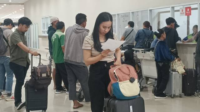 Calon penumpang pesawat di Bandara Sam Ratulangi Manado berada di loket pengaduan maskapai setelah penutupan operasional Bandara Sam Ratulangi akibat erupsi Gunung Ruang di Kabupaten Sitaro.