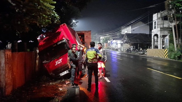 Petugas saat lakukan olah TKP kecelakaan lalu-lintas di Desa Gunungsari, Kecamatan Baureno, Kabupaten Bojonegoro. Kamis (18/04/2024) (Aset: Istimewa).