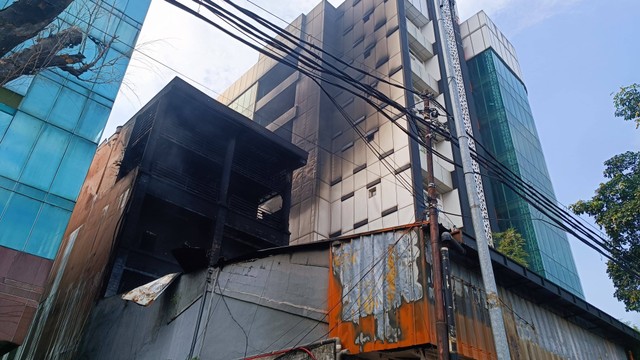 Lokasi kebakaran toko bingkai di kawasan Mampang Prapatan, Jaksel. 7 orang diketahui meninggal dunia, Jumat (19/4).  Foto: Thomas Bosco/kumparan