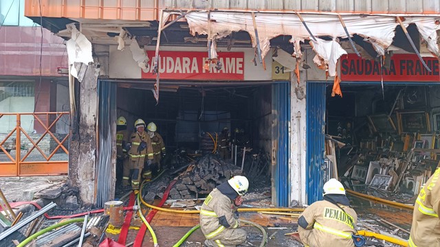 Lokasi kebakaran toko bingkai di kawasan Mampang Prapatan, Jaksel. 7 orang diketahui meninggal dunia, Jumat (19/4).  Foto: Thomas Bosco/kumparan