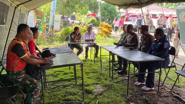 Penjabat Bupati Sitaro, Joi Eltiano B Oroh (baju putih) memimpin rapat koordinasi terkait dengan penanganan usai erupsi Gunung Ruang di Pulau Ruang, Tagulandang.