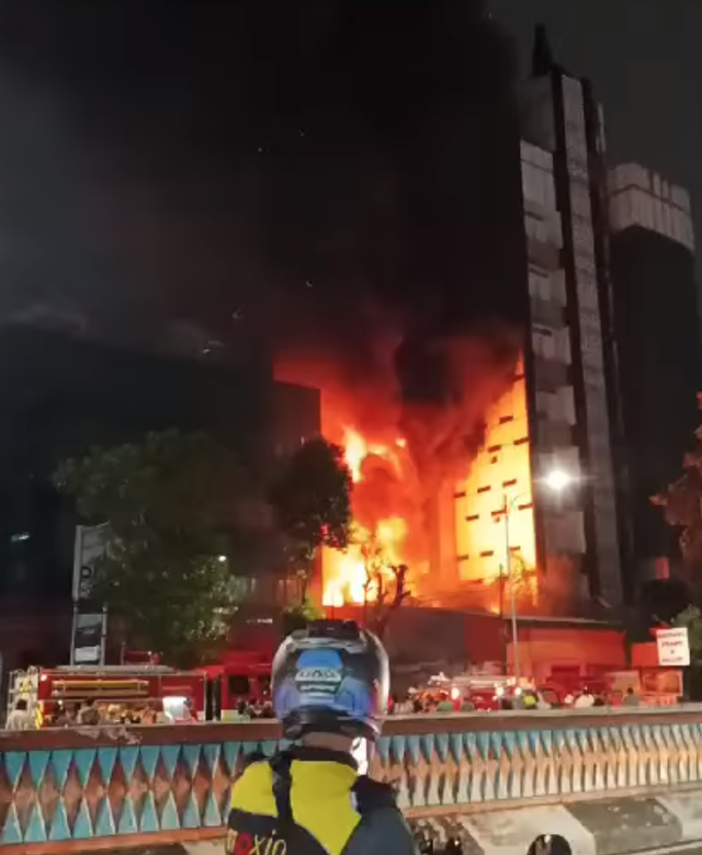Ruko penjual bingkai foto Saudara Frame & Gallery di Mampang Prapatan terbakar pada Kamis (18/4/2024) malam. Foto: Instagram/@humasjakfire