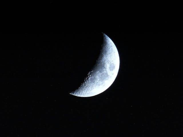Kapan bulan terlihat menyerupai berbentuk sabit. Sumber: Pexels / SevenStorm JUHASZIMRUS