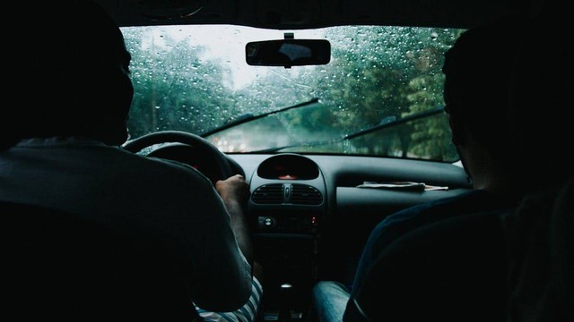 Ilustrasi menggunakan air wiper mobil saat hujan. Foto: Pexels
