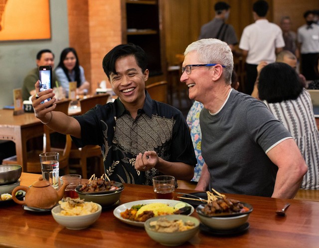 CEO Apple Tim Cook mencicipi makanan Indonesia di restoran Sate Khas Senayan (16/4/24). Foto: X @tim_cook