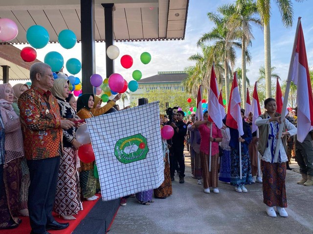 Pj Gubernur Kalbar, Harisson saat melepas Parade Berkebaya memperingati Hari Kartini 2024 di Pendopo Gubernur Kalbar. Foto: Yulia Ramadhiyanti/Hi!Pontianak