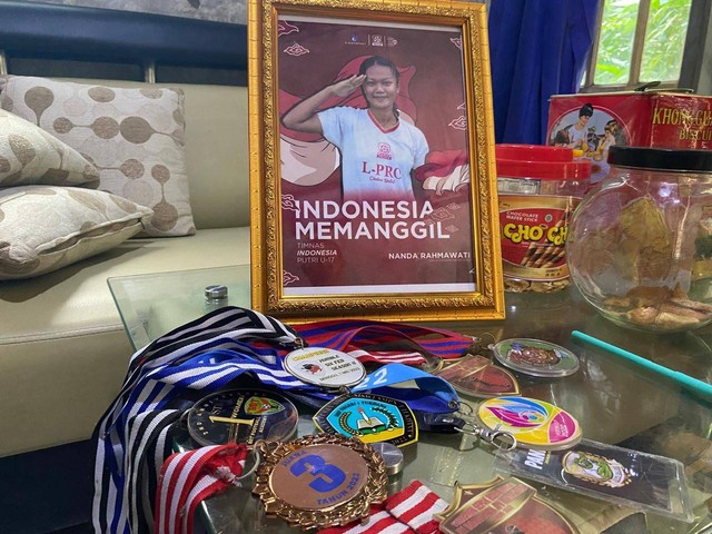 Sejumlah Medali milik Nanda Rahmawati pemain Bek Timnas Putri U-17 Indonesia. (18/4/2024). Foto: Dok. kumparan