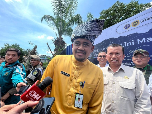 Wali Kota Medan Bobby Nasution usai Peluncuran Proyek Mastran Mebidang di eks Terminal Amplas, Kota Medan, pada Jumat (19/4).  Foto: Tri Vosa/kumparan