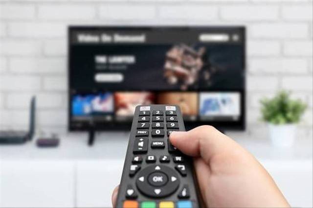 Ilustrasi mencari frekuensi TV digital DVB-T2. Foto: Unsplash.