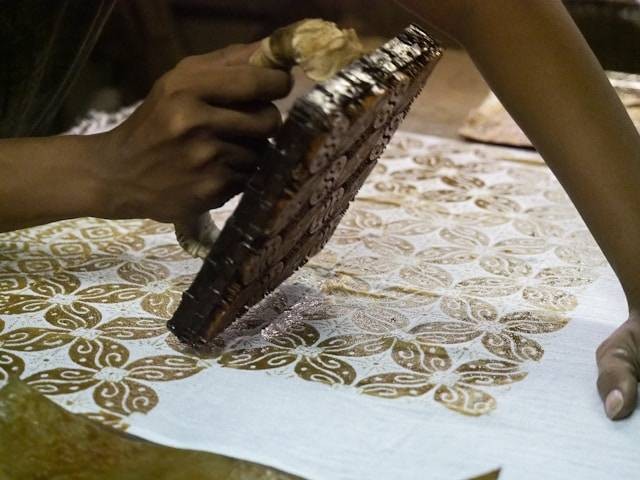Ilustrasi teknik melukis batik modern pada kain. Foto: Agto Nugroho/Unsplash