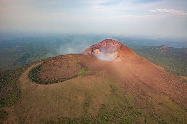 Ilustrasi kenapa ada petir saat gunung meletus. Sumber: pexels.com/Errezuniga