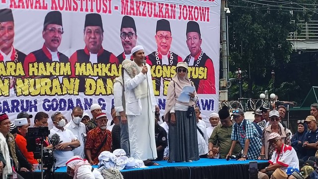 Ketua Persaudaraan Alumni (PA) 212, Ahmad Shabri Lubis menyampaikan orasinya dalam demonstrasi di Patung Kuda, Jakarta Pusat, Jumat (19/4).  Foto: Fadlan Nuril Fahmi/kumparan