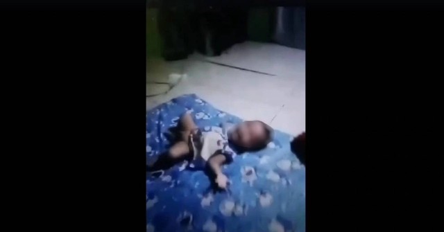 Beredar video memperlihatkan seorang ibu diduga menganiaya bayinya yang masih berusia 6 bulan di Kabupaten Maros, Sulsel. Foto: Dok. Istimewa