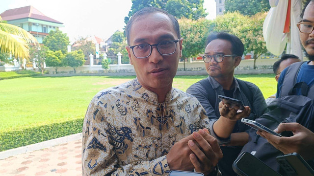 Ketua KPU Kota Yogyakarta Noor Harsya Aryosamudro saat ditemui awak wartawan. Foto: Arfiansyah Panji Purnandaru/kumparan