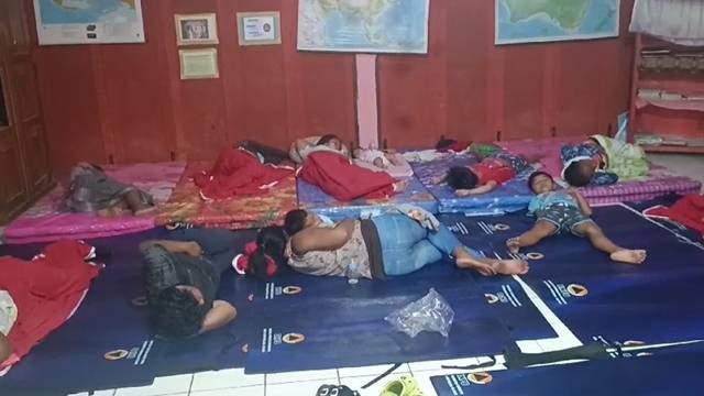 Para pengungsi akibat erupsi Gunung Ruang di Kabupaten Sitaro, banyak yang tidur hanya beralaskan matras seadanya.