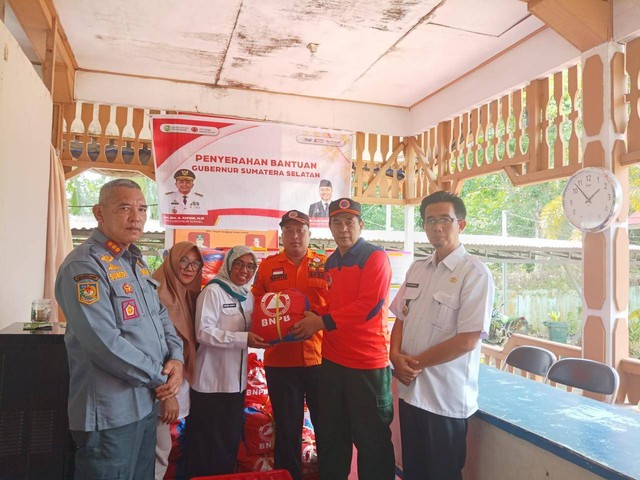 Penyarah bantuan dari Pj Gubernur Sumsel yang diwakili Sekretaris BPBD Provinsi Sumsel, Aksoni, bersama Kasi Tanggap Darurat, Supanto, Foto : BPDB Sumsel