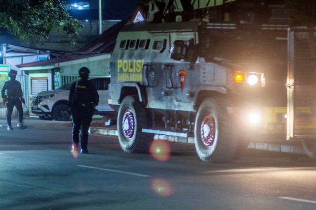 Personel Brimob dan Tim Gegana Polda Sulteng berjaga di depan sebuah rumah yang digeledah Densus 88 Anti Teror di Palu, Sulawesi Tengah, Kamis (18/4/2024). Foto: Basri Marzuki/ANTARA Foto