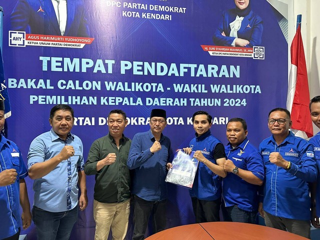 Abdul Rasak (kopiah hitam) saat mengembalikan berkas pendaftaran Bakal Calon Wali Kota Kendari di Partai Demokrat. Foto: Dok kendarinesia.