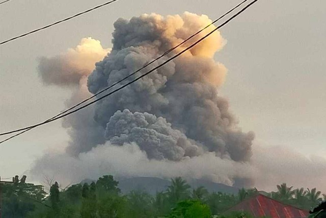 Erupsi Gunung Ruang, Sulawesi Utara, pada Jumat (19/4/2024) Foto: Dok. Istimewa