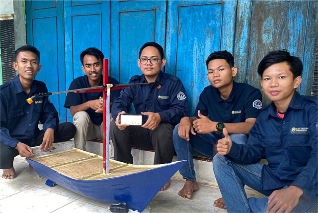 Lima Mahasiswa Teknik Elektronika Poltek Harber Ciptakan Inovasi Penyiram Bawang Merah