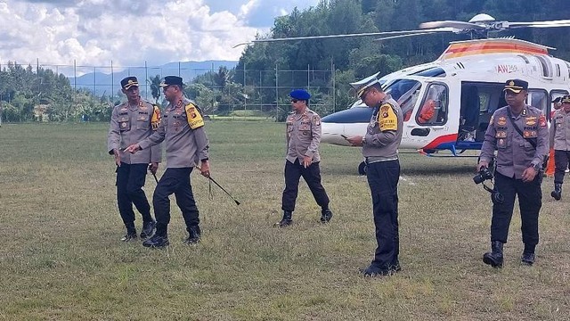 Kapolda Sulbar Irjen Pol Adang Ginanjar melakukan inspeksi jalur yang akan dilalui Presiden Joko Widodo dalam kunjungan kerja di Sulawesi Barat. Foto: Dok. Humas Polda Sulbar