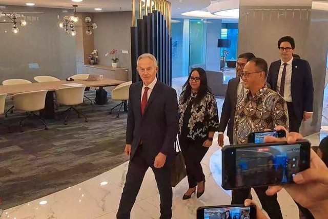 Mantan Perdana Menteri Inggris, Tony Blair tiba di kantor Kementerian Komunikasi dan Informatika, Jakarta, pada Jumat (19/4/2024) Foto: Achmad Ghifari Firdaus/Kumparan