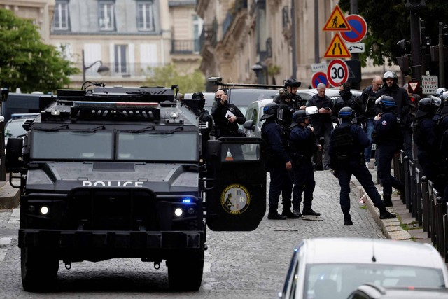 Polisi Prancis mengamankan area dekat konsulat Iran tempat seorang pria mengancam akan meledakkan dirinya di Paris, Prancis (19/4/2024) Foto: Benoit Tessier/Reuters