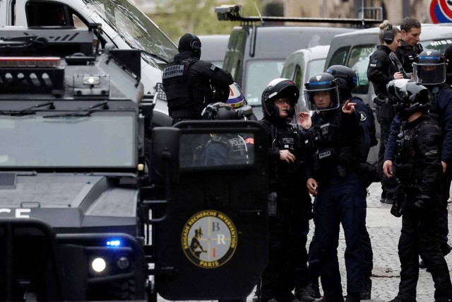 Polisi Prancis mengamankan area dekat konsulat Iran tempat seorang pria mengancam akan meledakkan dirinya di Paris, Prancis (19/4/2024) Foto: Benoit Tessier/Reuters