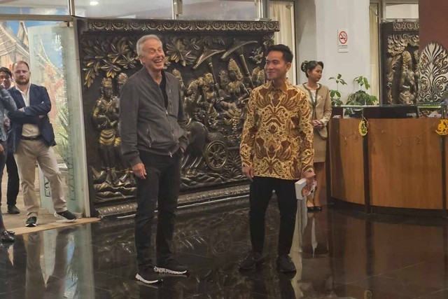 Gibran Rakabuming Raka bertemu Tony Blair di Bandara Soetta, Jumat (19/4/2024) Foto: Dok. Istimewa