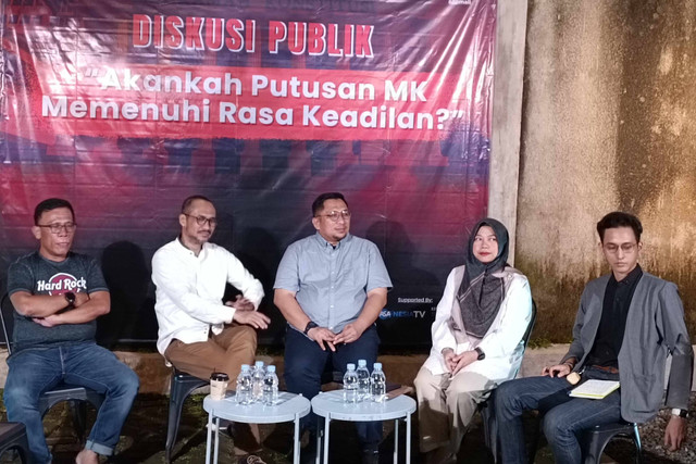 Titi Anggraeni menjadi narasumber di sebuah diskusi di bilangan Jagakarsa bersama Feri Amsari dkk, Jumat (19/4/2024) Foto: Hedi/kumparan