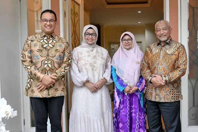 Anies Baswedan beserta istri bersilaturahim ke kediaman Presiden PKS H. Ahmad Syaikhu di Jakarta Timur, pada Jumat (19/4/2024). Foto: Dok Instagram @ fraksipksdprri