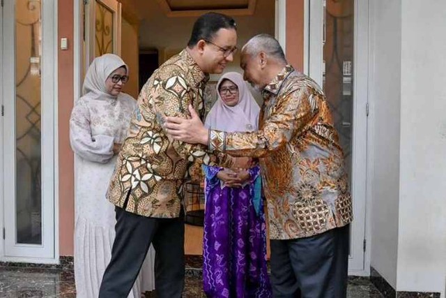 Anies Baswedan beserta istri bersilaturahim ke kediaman Presiden PKS H. Ahmad Syaikhu di Jakarta Timur, pada Jumat (19/4/2024). Foto: Dok Instagram @ fraksipksdprri