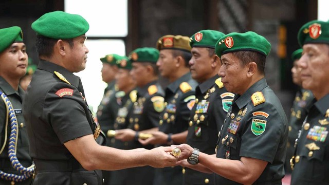KSAD Jenderal TNI Maruli Simanjuntak memimpin Sertijab 8 Perwira Tinggi TNI AD, Jumat (19/4/2024). Foto: Dok. TNI AD