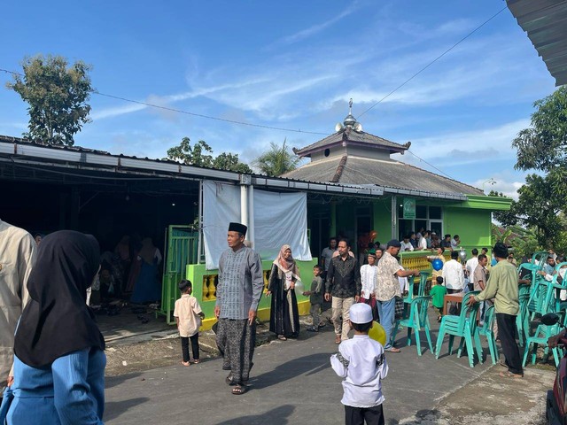 Suasana tradisi kupatan di Dusun Salaman, Karanganyar, Jawa Tengah. Foto: Alvian Yoga Yulianto