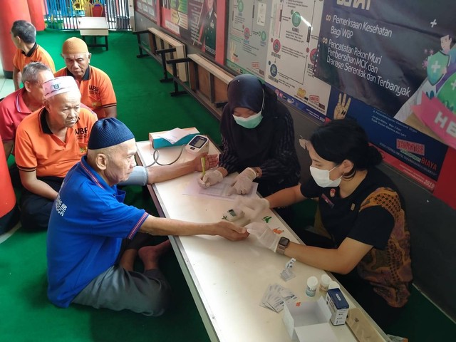 Petugas Kesehatan Rutan Purbalingga melakukan pemeriksaan kesehatan kepada WBP. Foto: Humas Rutan Purbalingga.